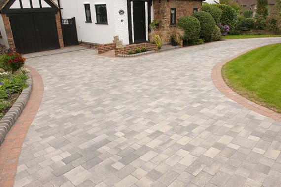 driveway with different colour block border