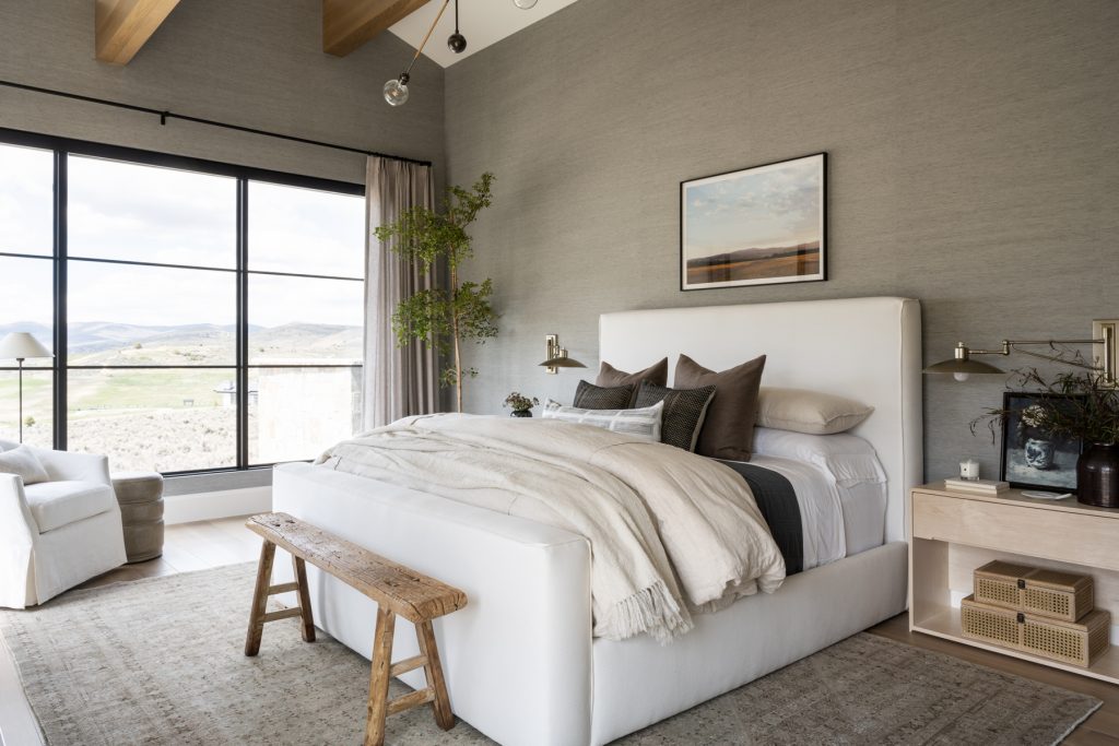 whitewashed mountain bedroom retreat idea. Basic layout using lots of white and light coloured wood.